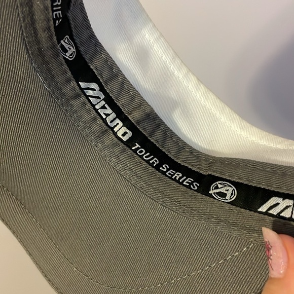Mizuno Tour Series Embroidered White Visor Hat OS - Picture 4 of 11